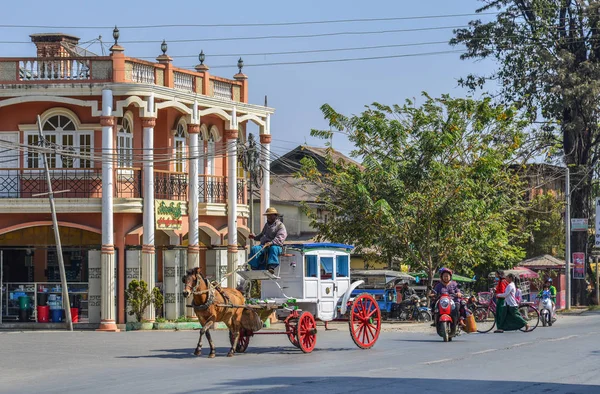 Wozami konnymi w Pyin Oo Lwin, Myanmar — Zdjęcie stockowe