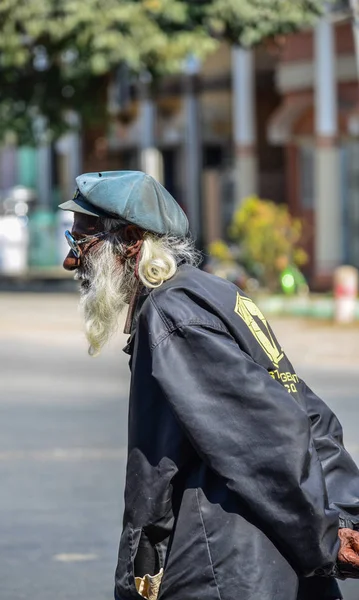 Stary człowiek spaceru na ulicy — Zdjęcie stockowe