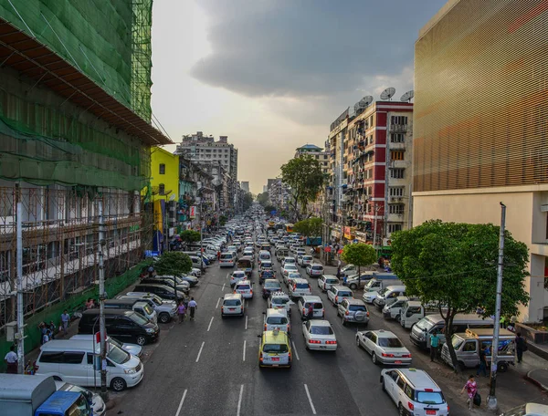 Rua principal de Yangon, Mianmar — Fotografia de Stock