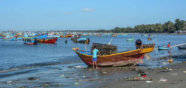 Barcos de pesca no mar em Nha Trang, Vietnã — Fotografia de Stock