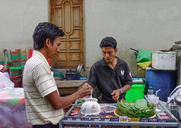 在缅甸仰光的市场上销售槟榔叶 — 图库照片