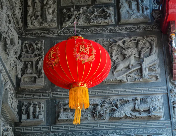 Uma lanterna vermelha no templo chinês — Fotografia de Stock