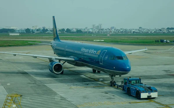 Passenger airplane docking at the airport — Stock Photo, Image