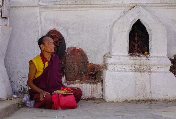 Ein Mönch, der im Tempel betet — Stockfoto
