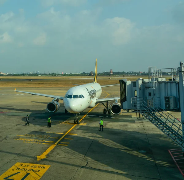 Airplane docking at the international airport — Stock Photo, Image