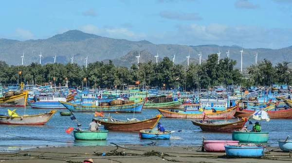 Barcos de pesca no mar em Nha Trang, Vietnã — Fotografia de Stock