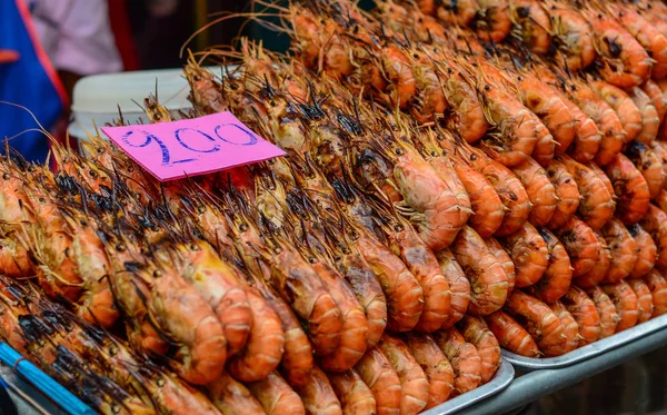 Camarão grelhado no mercado de rua — Fotografia de Stock