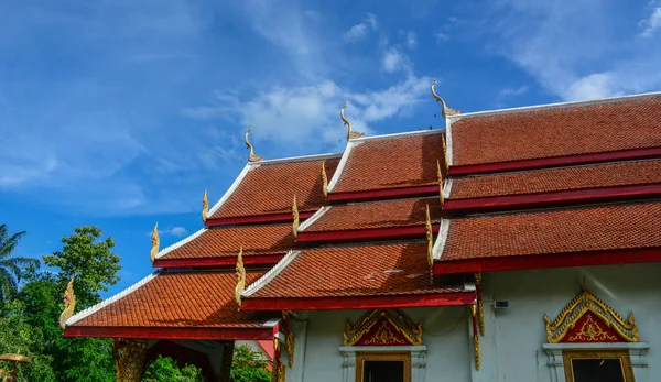 Буддийский храм в Чиангмае, Таиланд — стоковое фото