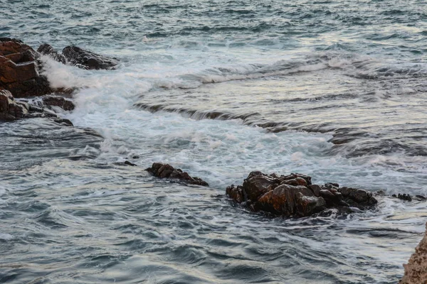 Enorme ola en el mar azul — Foto de Stock