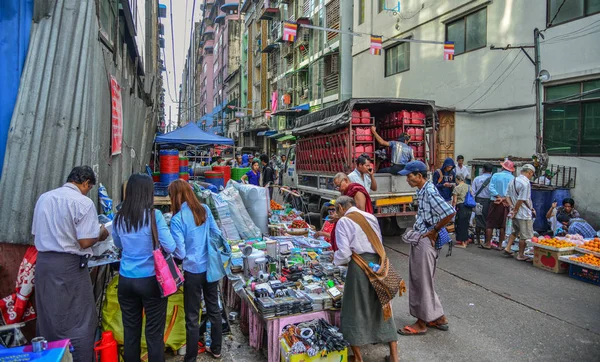 Уличный рынок в Янгоне, Мьянма — стоковое фото