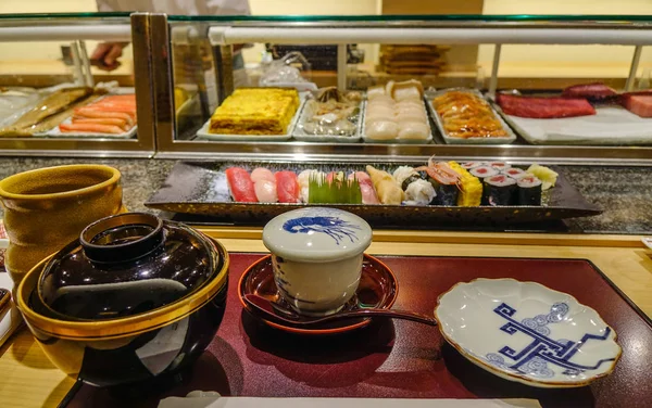 Суші, встановити в місцевому ресторані в Токіо, Японія — стокове фото