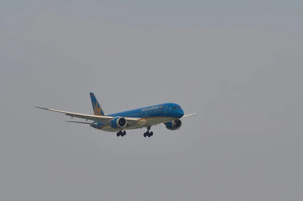 Avion couché dans le ciel — Photo