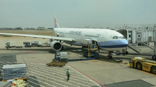 Flugzeuge auf dem Flughafen Tan Son Nhat — Stockfoto