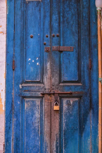 Porta de madeira velha trancada com uma fechadura de ferro — Fotografia de Stock