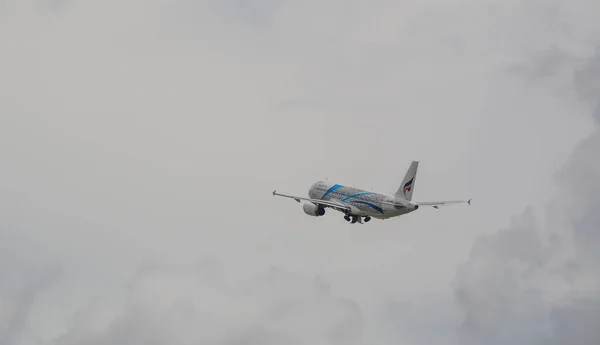 Flugzeug am Himmel liegend — Stockfoto