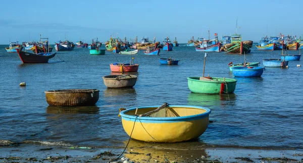 Barcos de pesca no mar em Nha Trang, Vietnã — Fotografia de Stock