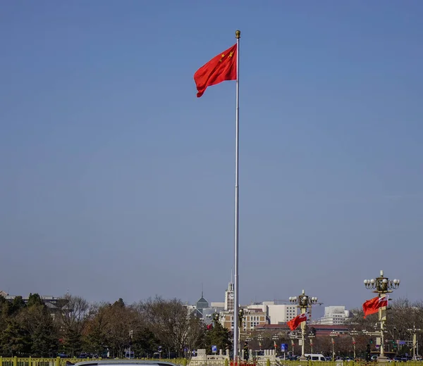 Drapeau national sur la place à Pékin, Chine — Photo