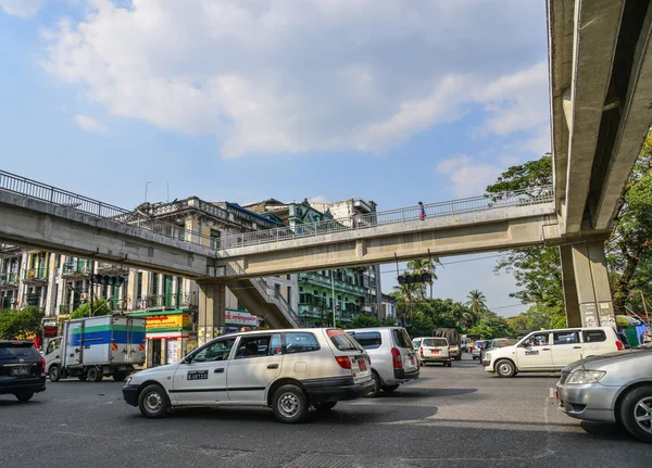 Huvudgatan i Yangon, Myanmar — Stockfoto