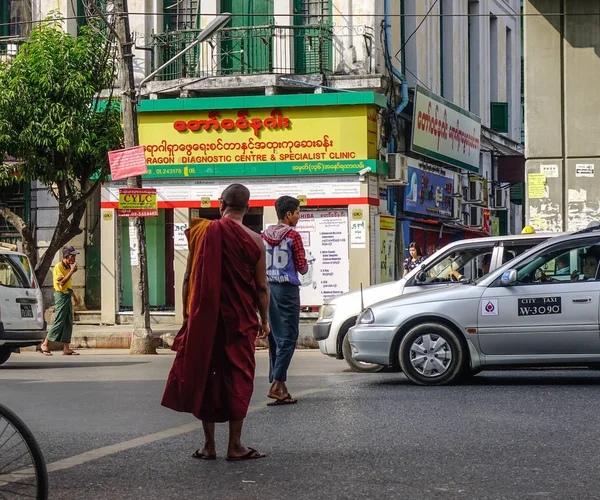 路上を歩く僧侶 — ストック写真