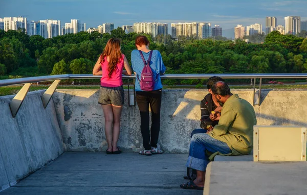 Lidé se těší v městském parku v Singapuru — Stock fotografie