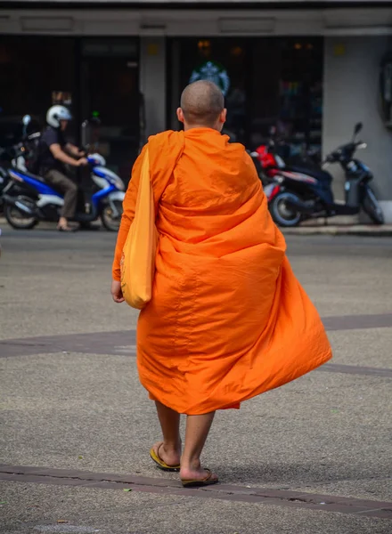 Ein Mönch, der auf der Straße geht — Stockfoto