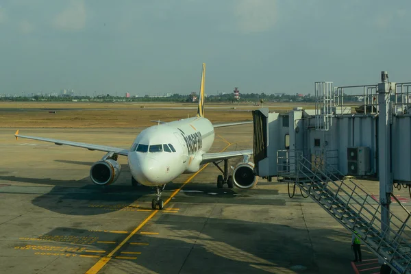 Airplane docking at the international airport — Stock Photo, Image