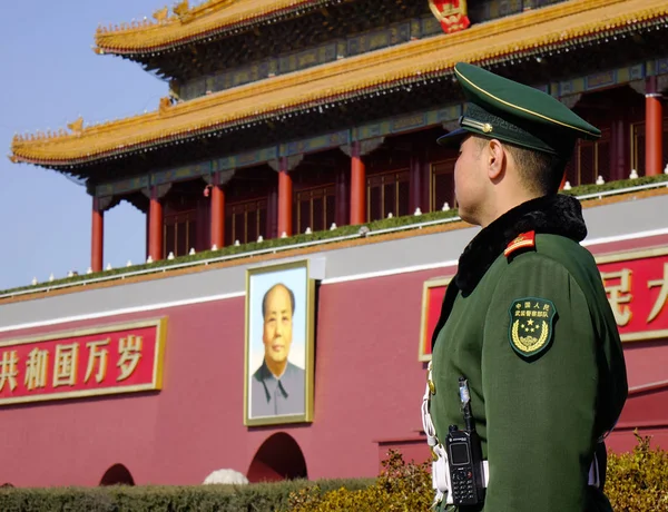 Guarda chinesa em pé no portão de Tiananmen — Fotografia de Stock