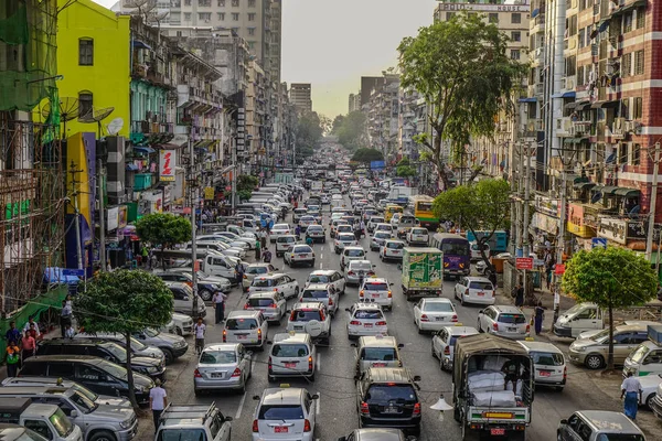 Calle principal de Yangon, Myanmar — Foto de Stock