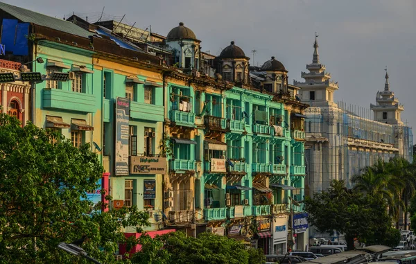 Apartamentos antiguo en Yangon, Myanmar — Foto de Stock