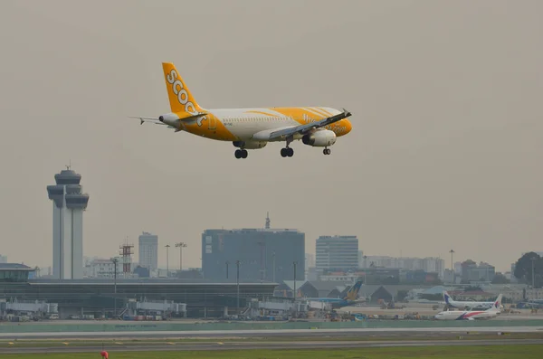 Aviones tendidos en el cielo —  Fotos de Stock