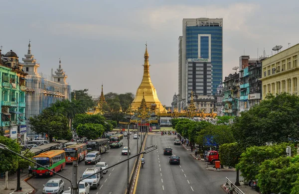 Sule pagoda en Yangon, Myanmar — Foto de Stock