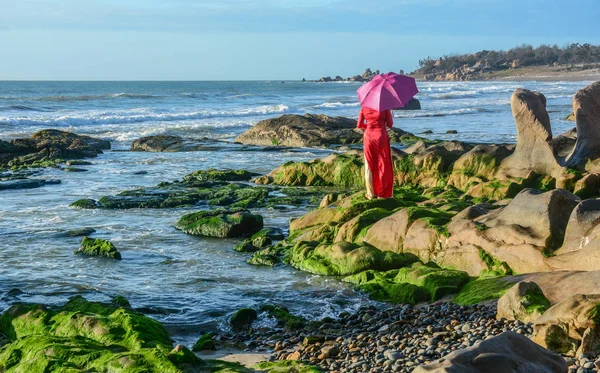 Una mujer asiática parada en la playa — Foto de Stock