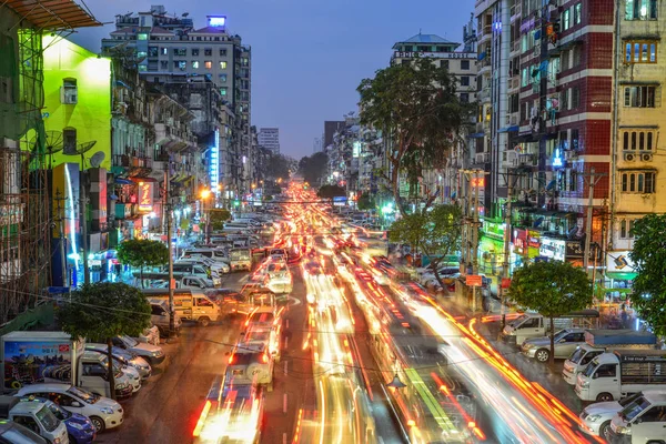Calle noche de Yangon, Myanmar — Foto de Stock