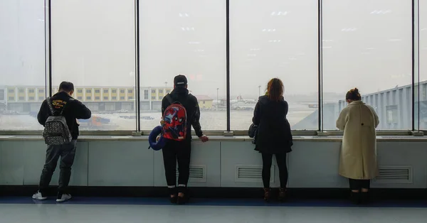 Pessoas de pé no aeroporto — Fotografia de Stock