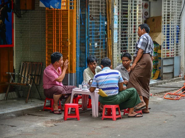 Birmani che bevono caffè per strada — Foto Stock