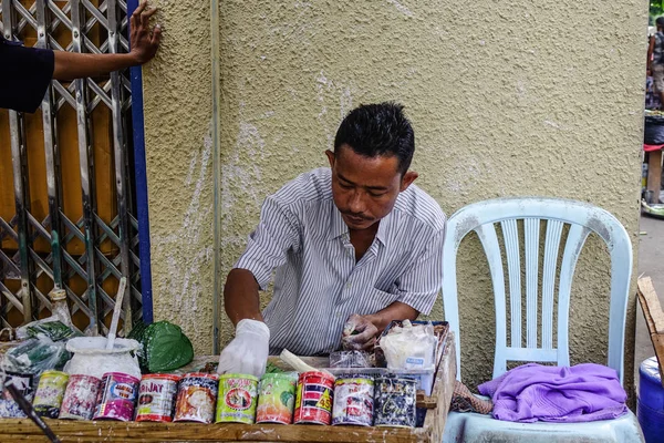 Πώληση betel φύλλων στην αγορά στη Γιανγκόν, Μιανμάρ — Φωτογραφία Αρχείου