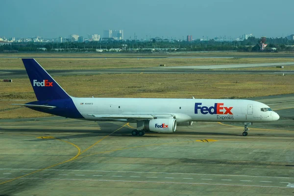 Airplane docking at the international airport — Stock Photo, Image