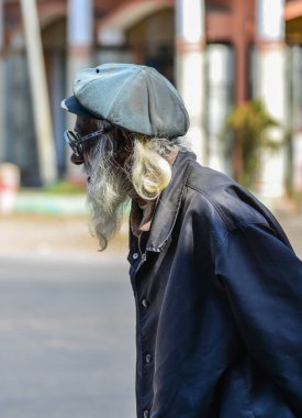 Sokakta yürüyen yaşlı bir adam