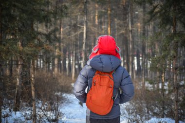 İnsanlar derin orman kışın 