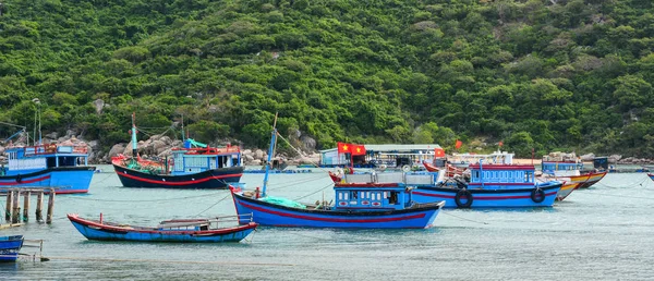 Barcos de pesca no mar em Nha Trang, Vietnã — Fotografia de Stock