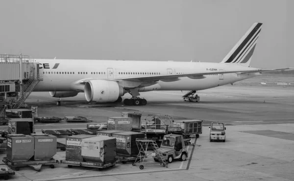 Passagerare flygplan dockning på flygplatsen — Stockfoto