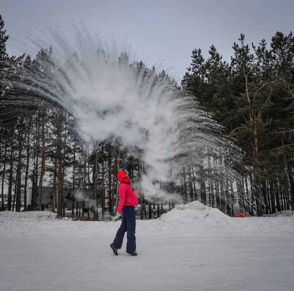 Ein Tourist wirft heißes Wasser in den Winterpark — Stockfoto