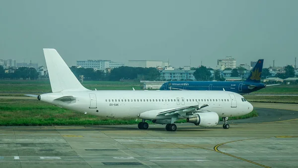 Avião de passageiros atracando no aeroporto — Fotografia de Stock