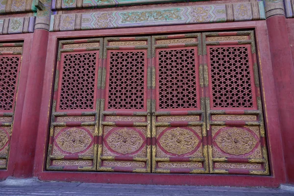 Belos velhos tradicionais portas chinesas vermelhas — Fotografia de Stock