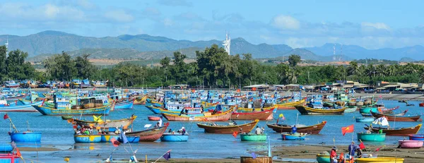 Barcos de pesca en el mar en Nha Trang, Vietnam — Foto de Stock