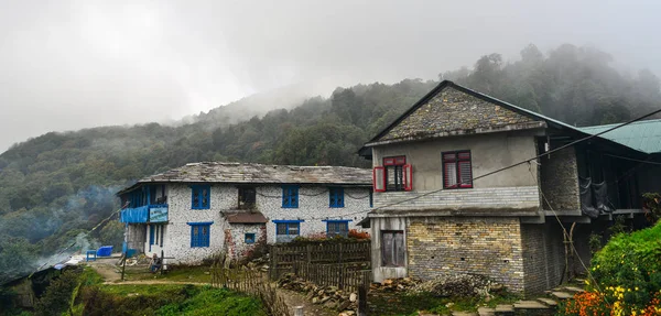 Místní dům v horské vesnici na základní tábor cesta — Stock fotografie