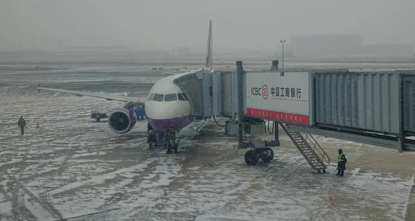 Flygplan på flygplatsen i en snöstorm — Stockfoto