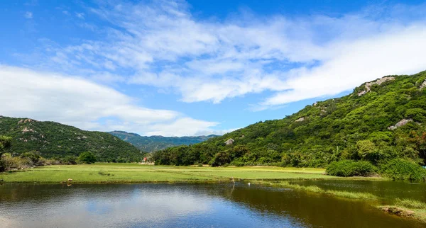 Paisaje de montaña con el lago en el día soleado —  Fotos de Stock