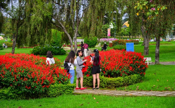 La gente disfruta en el parque público en Dalat, Vietnam — Foto de Stock