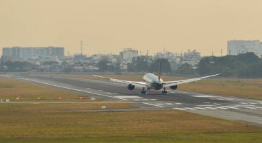 Havaalanında açılış yolcu uçak 